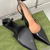 Nuovi sandali da donna di marca famosa Designer di lusso Classico catena di metallo Lettera Segno Punta Sandalo da esterno Suola in pelle di vacchetta Tacchi alti Scarpe eleganti da donna di moda