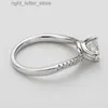 Avec pierres latérales IOGOU 925 argent Sterling 6.5mm (1.0ct) bague de mariage ronde Moissanite classique Thanksgiving/Valentine's Happy Embracing femmes bague YQ231209