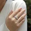 Med sidonstenar Serenity 1.8CtTW D Färg 2,5 mm 3 rad Full Moissanite Wedding Rings for Women S925 Silver Band Plated 18K White Gold Fine Jewelry YQ231209