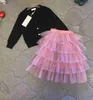 Luxus-Baby-Kleid-Set, Kinder-Sets, Kinder-Designer-Kleidung, Größe 90–140, Mädchen, Strickjacke, Kuchen, Netzgarn, lang, Halbröcke, 5. Dezember