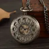 Montres de poche Antique ronde creuse nostalgique mécanique montre de poche rétro avec chaîne Steampunk horloge hommes et femmes bijoux collier 231208