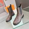 Stivaletti da donna di design Stivali laureati Medaglia d'amore Martin Boot Inverno Vera pelle Scarpe con tacco alto grosso Stivaletti di lusso nel deserto 04