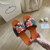 Verão de luxo chinelos de couro de fundo plano sandálias médias muilezels sapatos deslizamento em triângulo fivela ornamento sandália feminina slides chinelo