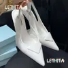 Bombas de cuero cepillado con talón descubierto Zapatos de vestir estampados Lujo negro blanco rosa 75 mm Sandalia de boda de tacón alto Moda mujer tacones de diseñador sandalias de fiesta con Bo