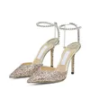 Berömda sommarkvinnor pumpar sandaler Deluxe Saeda 100 mm Italien damklassiker påpekade tår Crystal Ankle Strap Sequin Design Evening Dress Sandal High Heels Box EU 35-43