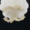 Nouvelle broche de mode pleine de diamants Personnalité revers élégant polyvalent tempérament épingle pull accessoires or rouge Perle Diamant ruban Laiton une broche 130978