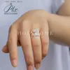 Med sidor Stones 1CT Champagne Ringholycome Ny design Inlay Moissanite Stone Woman Wedding Ring Silver Ring Women Jewelry YQ231209