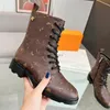 Designer Femmes Bottines Bottes Lauréat Amour Médaille Martin Boot Hiver En Cuir Véritable Gros Talons Hauts Chaussures De Luxe Désert Chunky Booties 04