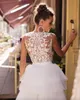 Eleganti abiti da sposa da spiaggia in pizzo con scollo tondo lunghezza tè abiti da sposa corti tulle a strati robe de mariee