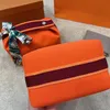 Kvinnor Mens Make Up Lunch Tote Designer Väskor Luxurys Handväskor tvättpåse Kosmetisk toalettartikel Orange Bag Makeup Organizer Stock Storage Travel Clutch Nylon Canvas QQ