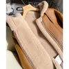 {Ernie Holiday} Eine einteilige, weiche und lässige High-End-Jacke aus reinem Wollfell mit Kapuze, die das Leben vor dem kalten Wind schützt