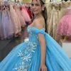 スカイブルーの光沢のある恋人Quinceaneraドレス2024ボールガウンケープアップリケレースレースプリンセスパーティーガウンVestidos 15 DE