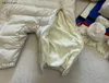 新しい新生児ジャンプスーツキッズデザイナー服サイズ70-100フード付きと豪華な少年の女の子オーバーコートフットカバーとグローブ12月5日