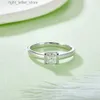 Med sidogenar pubang fina smycken 925 sterling silver fyrkant 0,5ct moissanite diamant enkel ring för kvinnor engagemang present gratis frakt yq231209