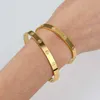 Ny chic högpolerad guldmärke designer armband vattentäta smycken rostfritt stål evighet bred band manschett armband