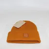 Kadınlar Beanie Erkek Örgü Şapkaları Kadın Beanies Erkek Kayak Şapkası Kadın Moda Düz Renkli Mektup Deri Etiketi Sıcak Örgü Adam Vintage Caps Sonbahar Kış