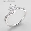 Avec pierres latérales IOGOU 925 argent Sterling 6.5mm (1.0ct) bague de mariage ronde Moissanite classique Thanksgiving/Valentine's Happy Embracing femmes bague YQ231209