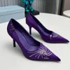 Top de qualité Pumps de marque Fashion Women Silk 8,5 cm High Heel Designer Shoe Casual Point Rivet Decoration Chaussures de mariage S Qualité d'origine