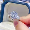 مع الحجارة الجانبية الفاخرة 3 د خاتم الخطوبة Moissanite 925 الجنيه الاسترليني الفضة مويسانيت الماس بالجملة مع GRA مشتق للنساء YQ231209