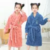 Havlu Robes Varrive Batrobe Çocuk Moda Flanel Sıcak Plapwear Büyük Kızlar için Sonbahar Kış Çocukları Karikatür Nightgowns Bebek Pijamalar 231208