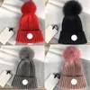 Diseñador Francia Skull Caps Insignia bordada Gorro de punto de lana con bola de pelo de zorro extraíble para mujer Cálido en otoño e invierno Fashi2543