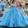 スカイブルーの光沢のある恋人Quinceaneraドレス2024ボールガウンケープアップリケレースレースプリンセスパーティーガウンVestidos 15 DE