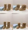 2024 디자이너 Shearling Apres Ski Boots with drawstring 스노우 부츠 탈착식 패딩 플라이 신경인 에나멜 금속 삼각형 로고 스니커즈