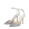 Berömda sommarkvinnor pumpar sandaler Deluxe Saeda 100 mm Italien damklassiker påpekade tår Crystal Ankle Strap Sequin Design Evening Dress Sandal High Heels Box EU 35-43