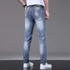 Jeans pour hommes jeans de créateur Jeans pour hommes haut de gamme, nouveaux produits printemps et été, petits pieds élastiques ajustés, version coréenne, vêtements d'étudiant garçon à la mode, denim Xintang ZSVT