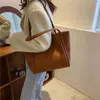 Borsone Borsa da donna Borsa a tracolla marrone caldo di grande capacità con set per il trucco Palestra Shopping Pendolarismo Versatile moda Spalla