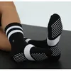 Al 2 paires de chaussettes de yoga pour femmes, chaussettes mi-longues en coton, multicolores, antidérapantes, casquette haute, chaussettes de sport pour filles pom-pom girls, chaussettes de fitness Pilates