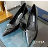 Sandali estivi Tacchi alti Scarpe a punta Donna P Segno del triangolo Bianco Nero Vernice lucida 35 cm 7,5 cm Tacchi sottili Scarpe da sposa con sacchetto per la polvere 35-402331