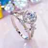 Avec pierres latérales FENTTECI couronne 1CT D couleur Moissanite bague en diamant S925 en argent Sterling plaqué platine pour les femmes étincelant mariage bijoux fins YQ231209