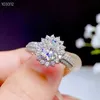 Met Zijstenen 2020 nieuwe knetterende moissanite edelsteen ring voor vrouwen sieraden verlovingsring voor bruiloft 925 zilveren ring verjaardagscadeau YQ231209