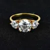 Met zijstenen 925 Sterling Sliver Moissanite Ring Drie stenen Lab Grown Diamonds Verlovingsring voor vrouwen Wedding Band Fijne sieraden Houtros YQ231209