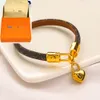 Med Box Bangle Designer Armband smycken Hjärtarmband Europeiska märke läderhänge halsband 18K guldpläterad kärleksbrev familjens gåva