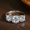 Bröllopsringar 3-sten 4Carat Diamond Ring for Women 925 Sterling Silver Plated Gold Engagement Rings Wedding Band med certifikat 231208