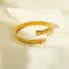 Bangle Tarnish Free rostfritt stål Öppen textur Stapelbar armband Vattentät 18K Guldfärg Fashion Smyckesgåva för kvinnor