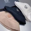 Projektant Winter Fur Bucket Hat for Women Fashion Warm Ladies Triangle Style Fisherman Hats Sun Caps Nowy przyjazd290t