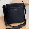 2022 Hombres negros para hombres Bolsos de hombro de nylon diseñador Fashion Crossbody Triangle Messenger Bag188y