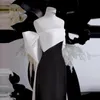 Elegant aftonklänning 2024 Bow -applikationer Backless sjöjungfru Stripless golvlängd svart vit sida slits formella prom party klänningar för kvinnor mantel de soiree skräddarsydd