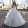 2024 Abito da sposa classico Scoop Ricamo Pizzo senza maniche Increspature Tulle Sweep Train Abiti da sposa eleganti Abiti da sposa su misura