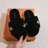 Luxus-Designer-Frauen-Buchstaben-Hausschuhe Damen-Wollrutschen Winterpelz Flauschige pelzige Buchstaben Sandalen Warme, bequeme Fuzzy-Mädchen-Flip-Flop-Slippe