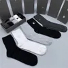 2023 Designer-Herren- und Damensocken Fünf Paar luxuriöse Sport-Winter-Mesh-Buchstaben-bedruckte Socken aus bestickter Baumwolle x1