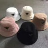 Projektant Winter Fur Bucket Hat for Women Fashion Warm Ladies Triangle Style Fisherman Hats Sun Caps Nowy przyjazd290t