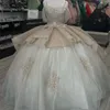 Abito Quinceanera scintillante avorio lucido con fiori 3D al largo della spalla 2024 Abito da ballo principessa in pizzo con applicazioni per abito da dolce 16 con lacci