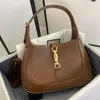 Mini borsetta con fondo ondulato rinnovato per creare una borsa incrociata da donna dalla forma flessibile simile a una conchiglia#636709