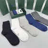 2023 Calcetines de diseñador para hombres y mujeres Cinco pares de calcetines deportivos de lujo con estampado de letras de malla de invierno Algodón bordado x1