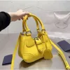 Tasarımcı çanta akşam çantaları p aile üçgen omuz çantaları tasarımcı çantaları lüks çanta çanta çanta kadın çanta deri totes sevimli yarım ay el moda messenger