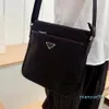 2022 Hombres negros para hombres Bolsos de hombro de nylon diseñador Fashion Crossbody Triangle Messenger Bag188y